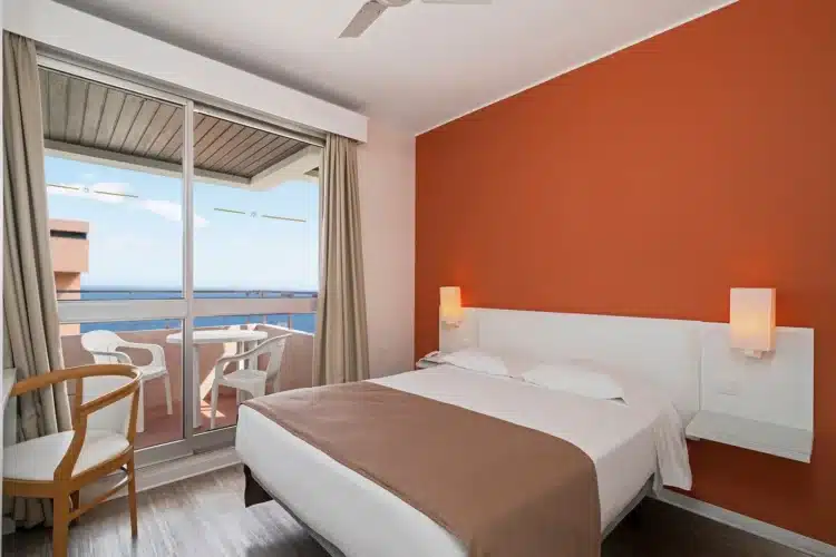 Chambre double avec balcon et vue mer à l’hôtel Estrelicia, Madère