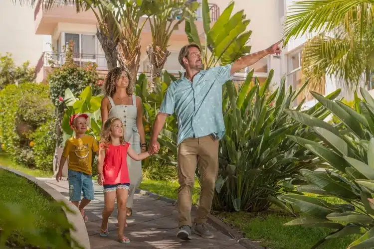 Famille dans les jardins tropicaux de l'hôtel Estrelicia à Funchal