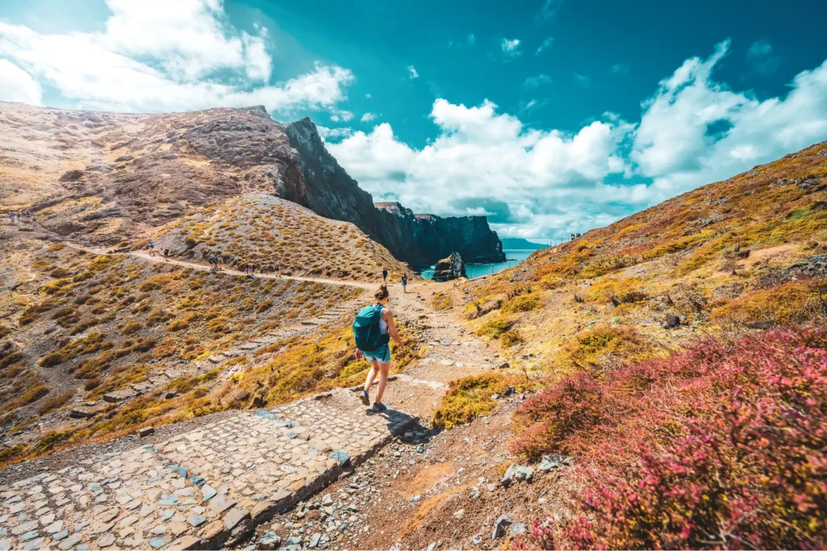 Randonneuse sur un sentier côtier de Madère avec vue sur l’océan