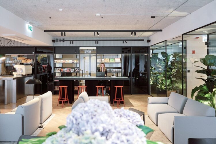 Réception moderne et coworking lounge au NEU Residences