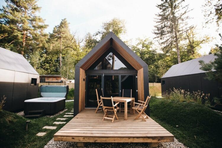 Cabane en bois design avec jacuzzi privé au Chocolate Village by the River