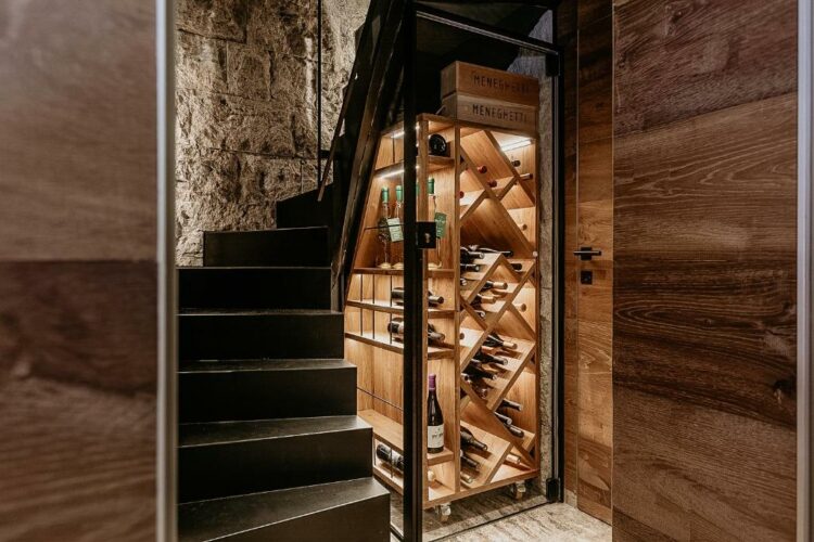 Cave à vin moderne intégrée sous un escalier dans un hébergement haut de gamme en bois