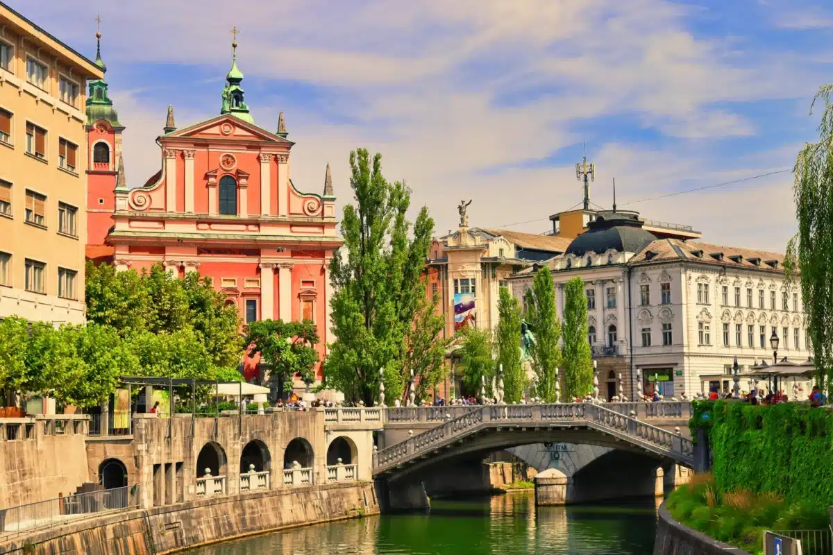Pont au centre historique de Ljubljana avec façades colorées