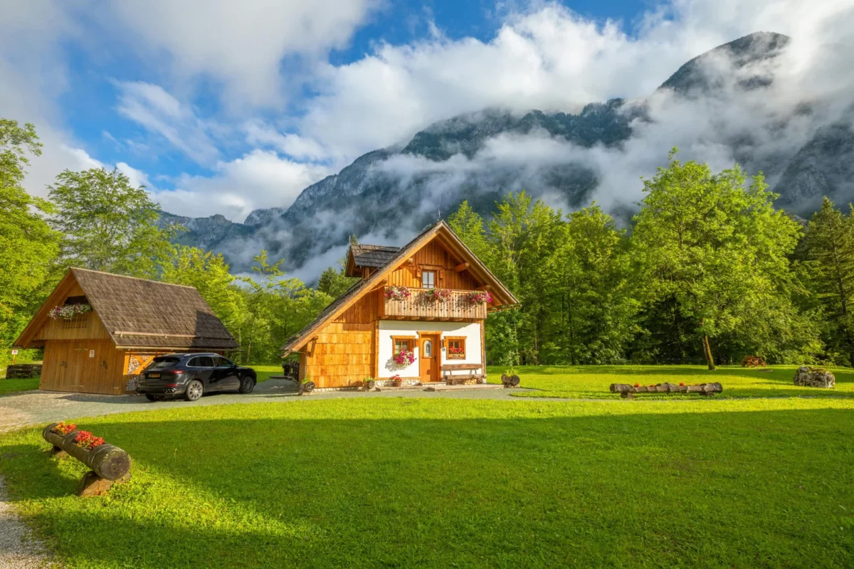 Chalet traditionnel dans les Alpes slovènes entouré de nature