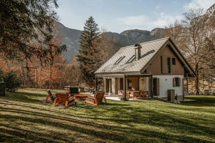 Chalet en bois avec salon extérieur et vue sur les montagnes slovènes