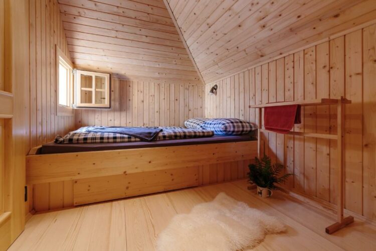Chambre simple sous les combles en bois