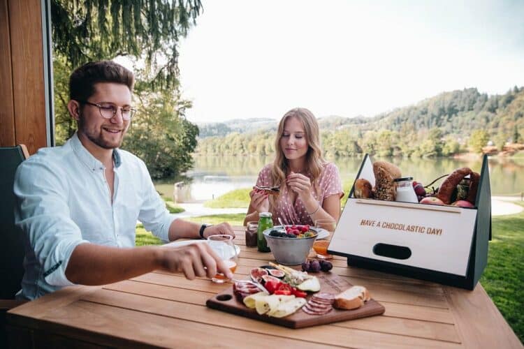 Petit-déjeuner en terrasse avec vue sur la rivière au Chocolate Village, Slovénie