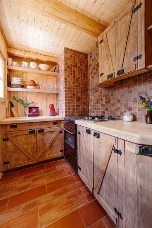 Cuisine équipée du chalet avec meubles en bois massif