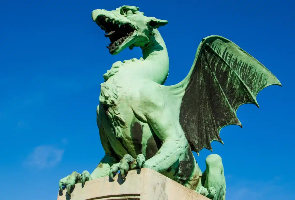 Statue du dragon emblématique de Ljubljana sur fond de ciel bleu