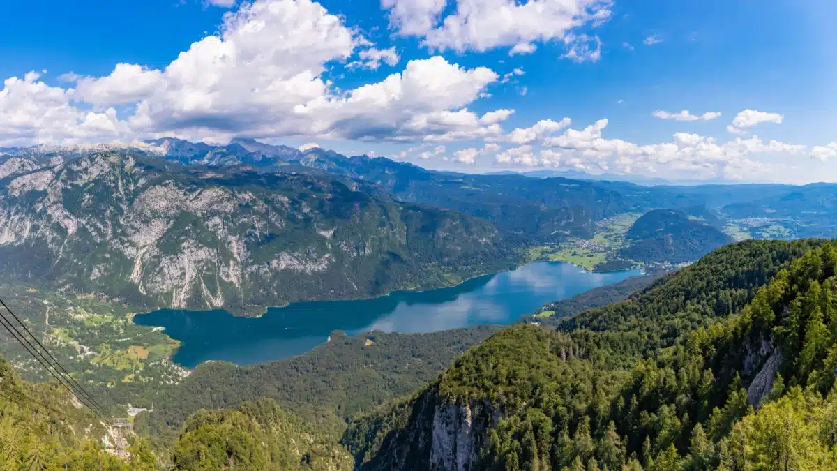Église au bord du lac Bohinj entourée de forêts en Slovénie