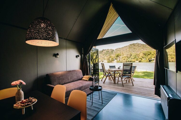 Intérieur cosy et moderne d’un lodge glamping au Chocolate Village