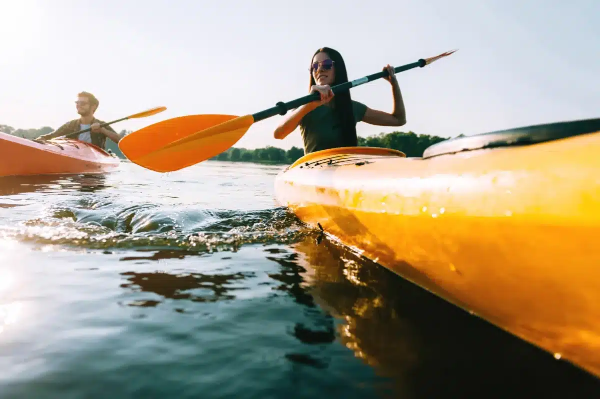 Couple en kayak sur une rivière calme en Slovénie