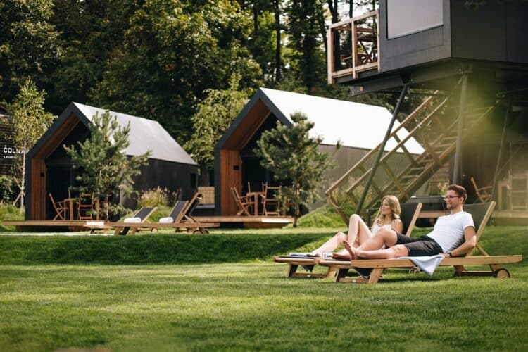 Lodges design avec terrasses et bains de soleil au glamping Chocolate Village