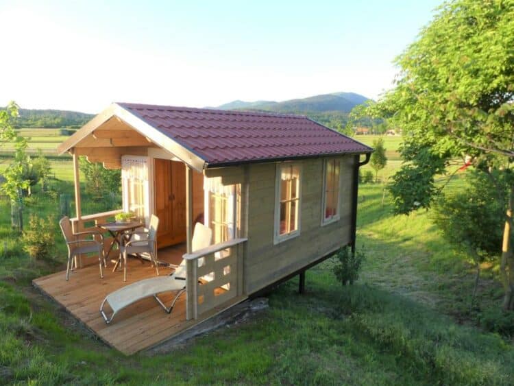 Petit chalet en bois avec terrasse privée dans la campagne slovène