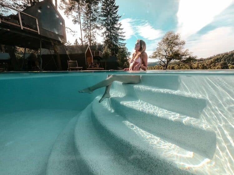 Piscine extérieure du Chocolate Village avec vue sur la forêt