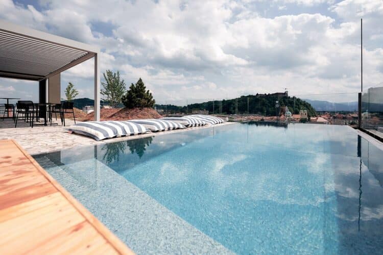 Piscine sur le toit avec vue panoramique sur Ljubljana