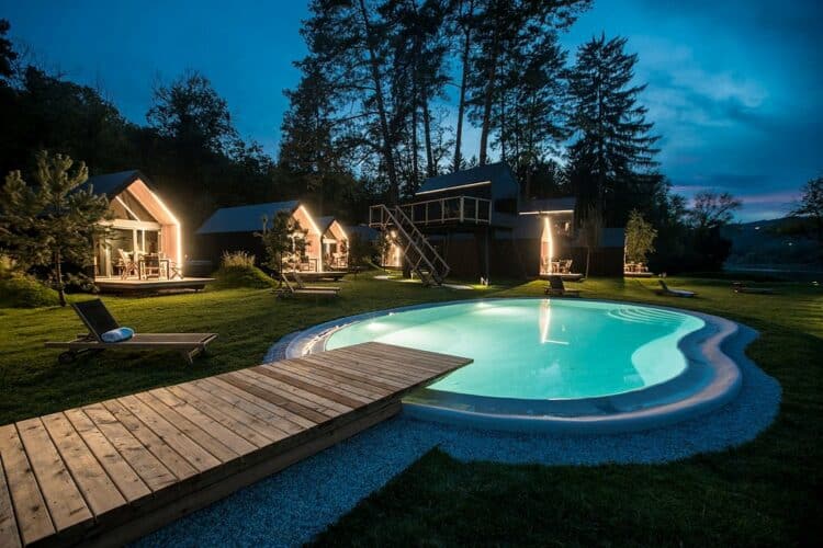 Piscine illuminée et ambiance nocturne au Chocolate Village en Slovénie