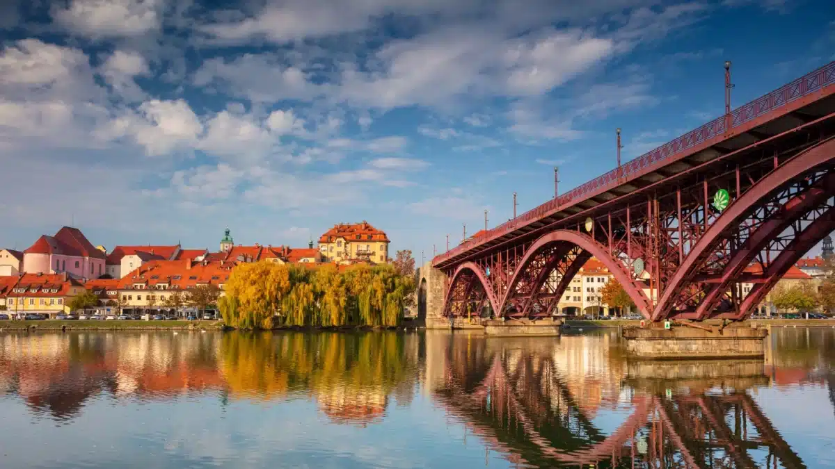 Reflets du pont de Maribor dans la rivière Drave au petit matin