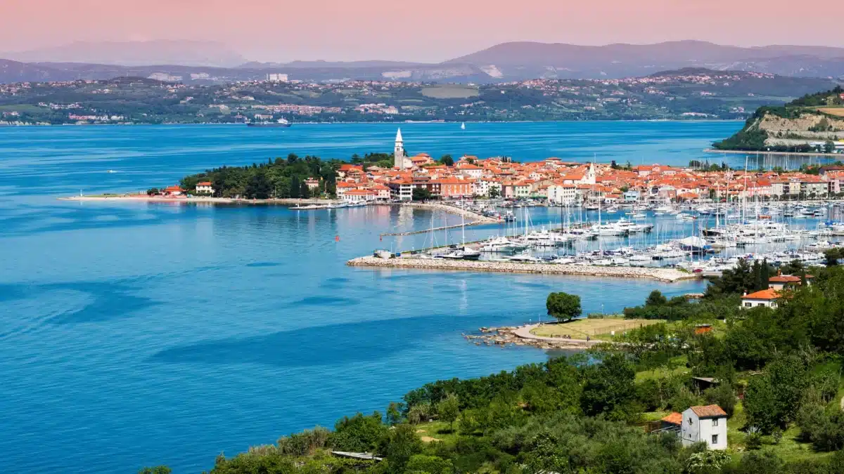 Vue panoramique sur le port d’Izola et la côte adriatique en Slovénie