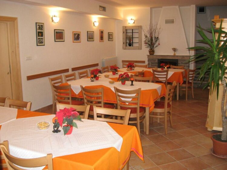 Salle à manger conviviale dans une ferme d’hôtes en Slovénie