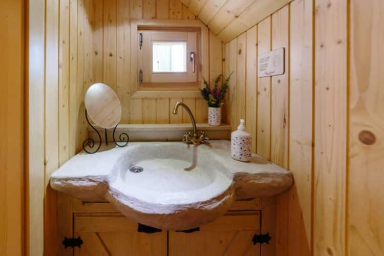 Vasque sculptée dans la salle de bain en bois