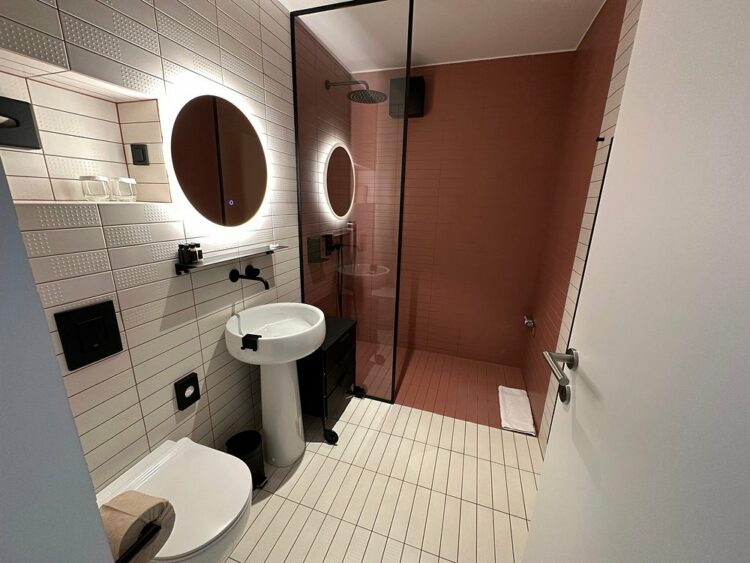 Salle de bain design et moderne de l'hôtel NEU Residences à Ljubljana