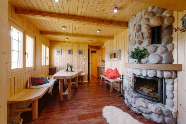 Salon rustique avec cheminée en pierre, chalet Koca Orlica