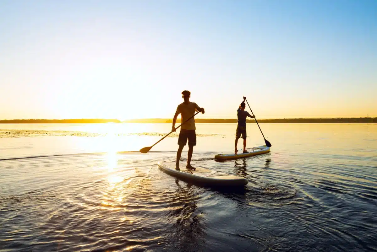 Homme pratiquant le paddle sur un lac en Slovénie par beau temps