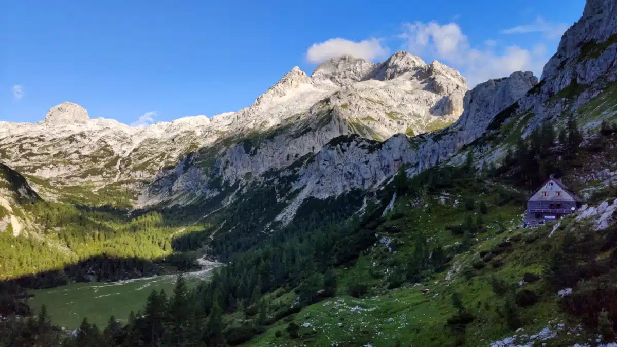 Chalet traditionnel dans les Alpes slovènes entouré de nature