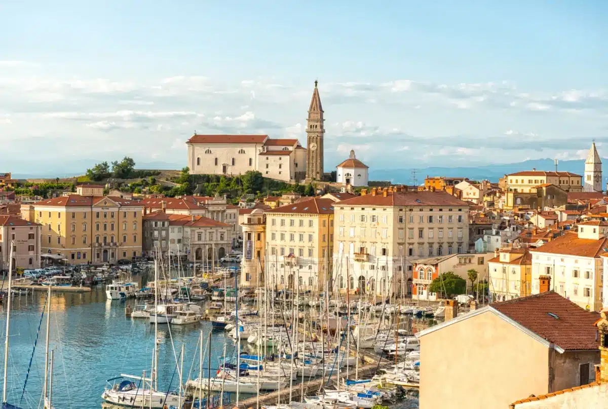 Vue panoramique sur Piran, son port et son église en bord de mer