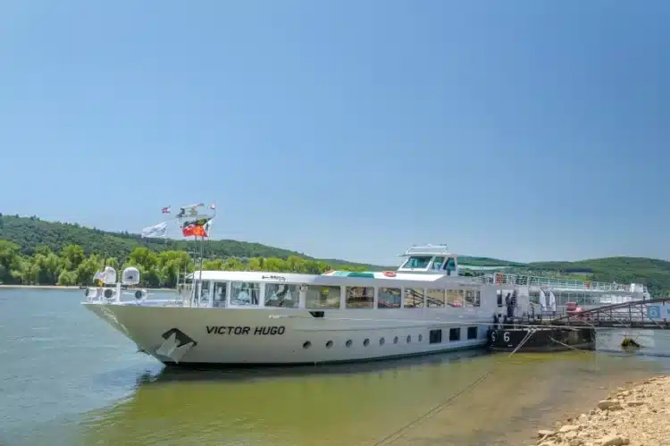 Bateau MS Victor Hugo amarré sur le Rhin par beau temps