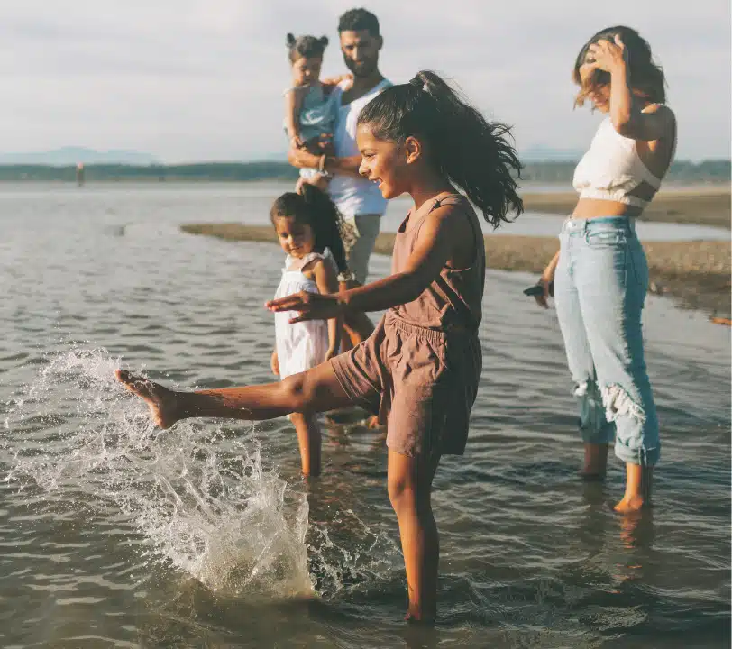 voyage en famille plage enfants joie
