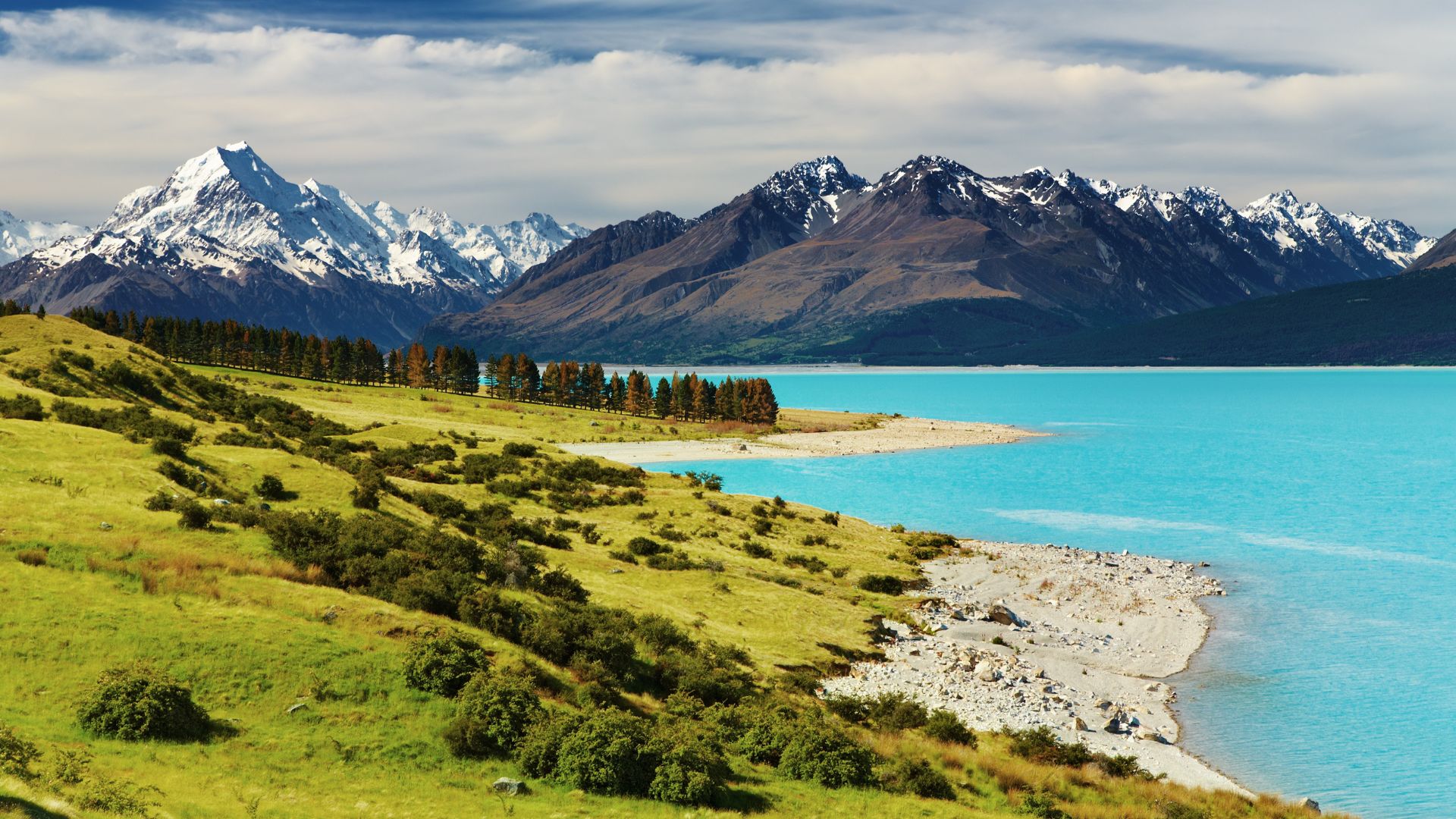 Vue sur le lac Pukaki en Nouvelle-Zélande avec les montagnes enneigées – voyage nature et paysages grandioses