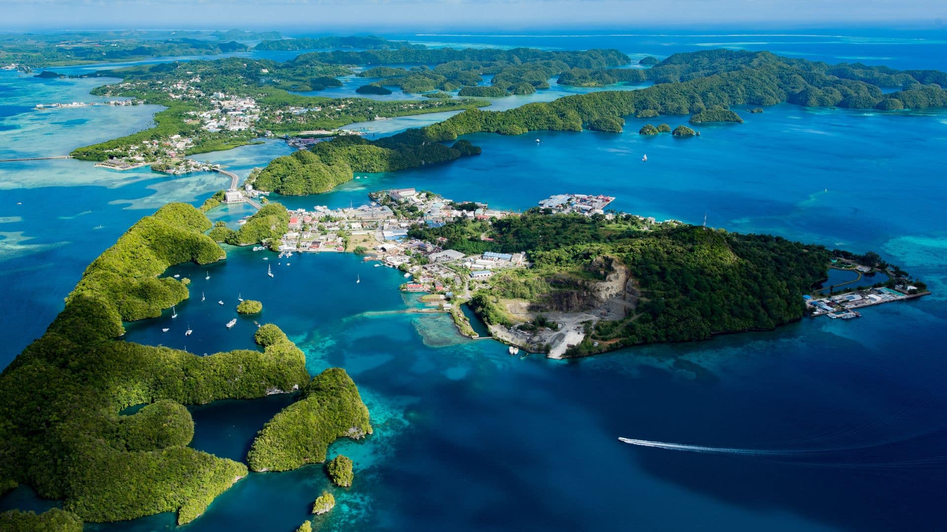 Vue aérienne des îles d’Océanie entourées d’un lagon turquoise – voyage en Océanie