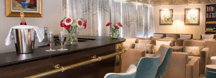 Bar lounge du bateau avec champagne servi à bord en Italie du Sud