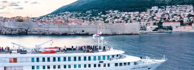 Bateau de croisière naviguant le long des côtes de l’Italie du Sud.