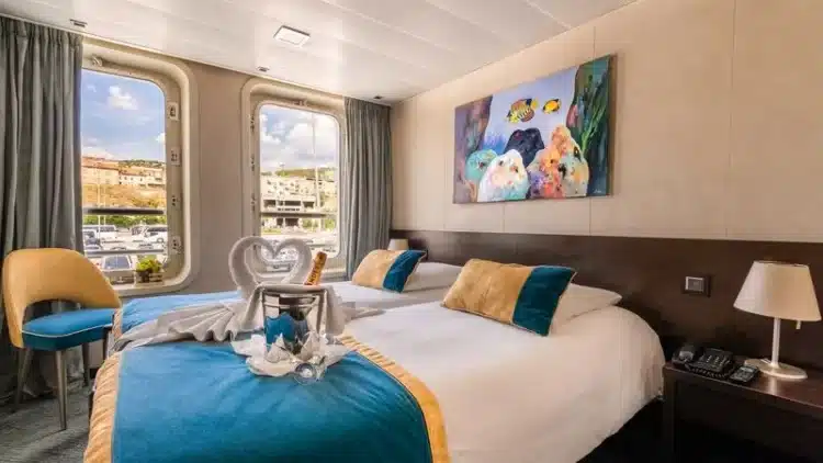 Cabine double lumineuse avec vue mer sur le bateau en Italie du Sud