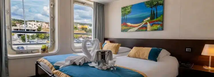 Cabine double confortable avec vue mer, croisière Italie du Sud.