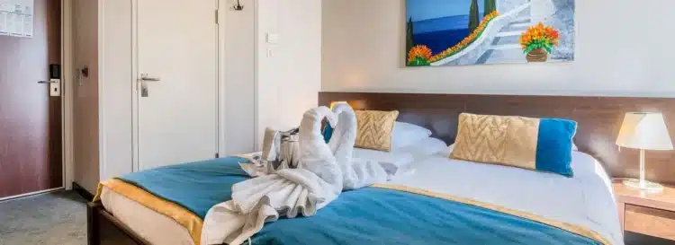 Cabine double romantique avec décoration en serviettes à bord du bateau en Italie du Sud