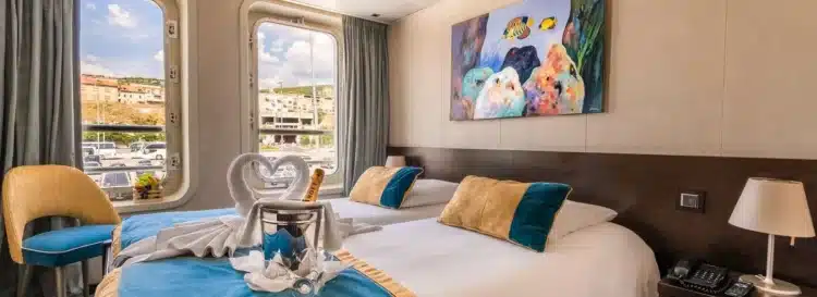 Cabine double avec grande fenêtre panoramique à bord de la croisière en Italie du Sud