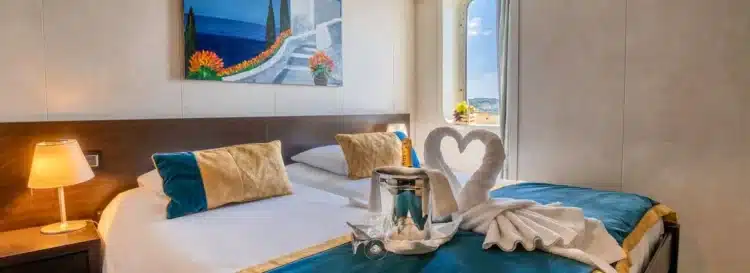 Cabine romantique avec décoration à bord de la croisière en Italie du Sud