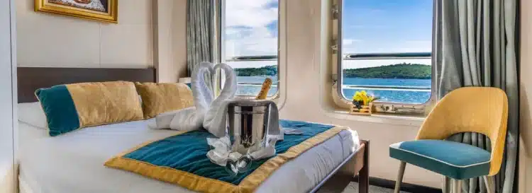 Cabine double avec grande fenêtre donnant sur la mer, croisière Italie du Sud.