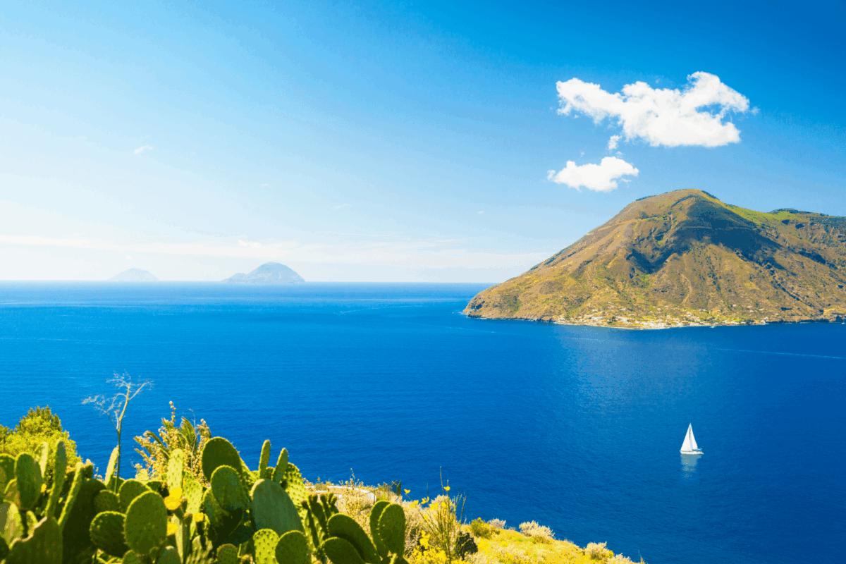 Paysage volcanique des îles Éoliennes avec vue sur Stromboli, lors de la croisière Italie du Sud.
