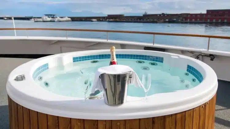 Jacuzzi privatif avec champagne à bord de la croisière en Italie du Sud