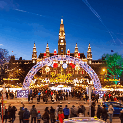 Le marché de Noël de Vienne illuminé devant l’hôtel de ville, avec foule et décor féerique.
