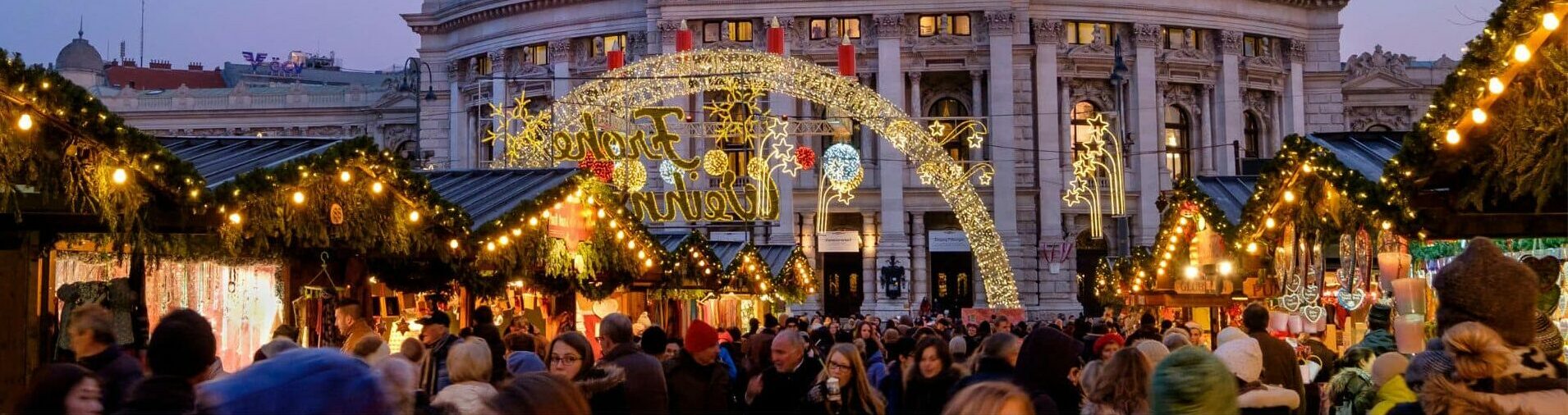 Le marché de Noël de Vienne illuminé devant l’hôtel de ville, avec foule et décor féerique.
