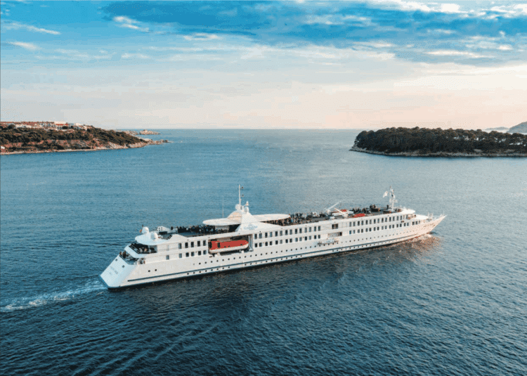 Navire de croisière La Belle de l’Adriatique en navigation en Méditerranée lors d’un voyage en Italie du Sud
