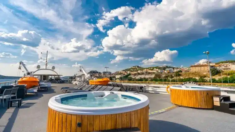 Jacuzzis sur le pont supérieur du bateau de croisière en Italie du Sud