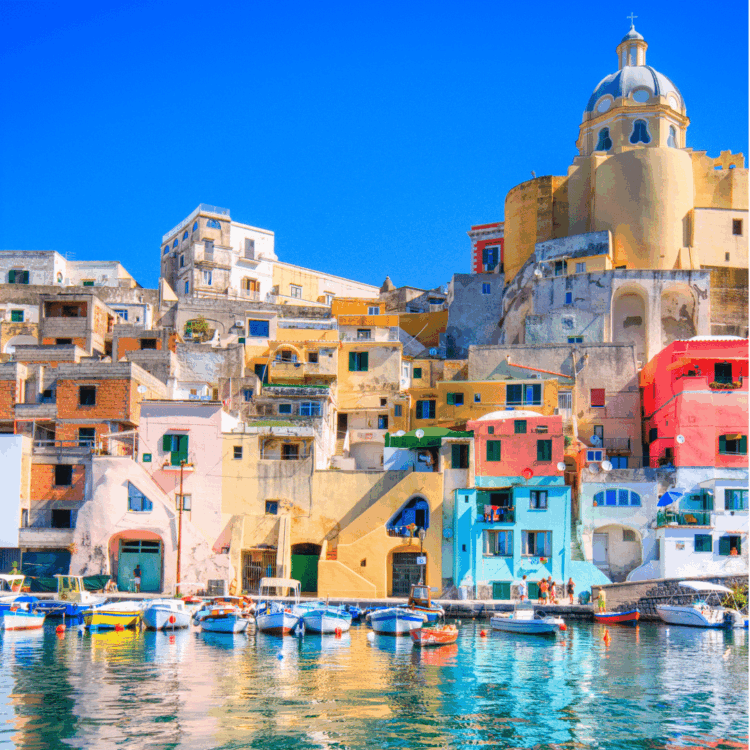 Port coloré de Procida, l’une des îles secrètes du golfe de Naples, visitée lors de la croisière Italie du Sud.