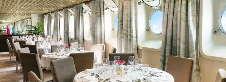 Salle de restaurant élégante du bateau de croisière en Italie du Sud.